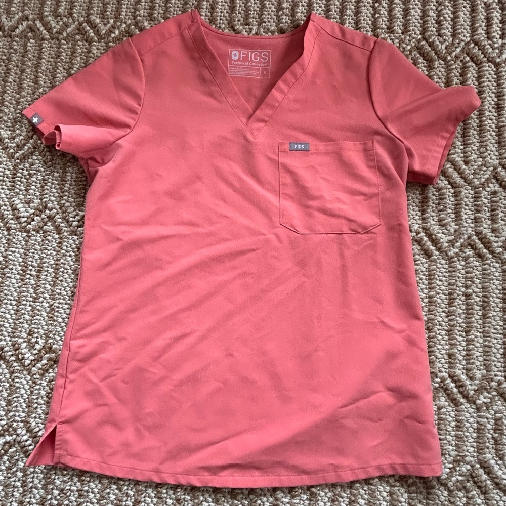 Figs size small coral shirt
